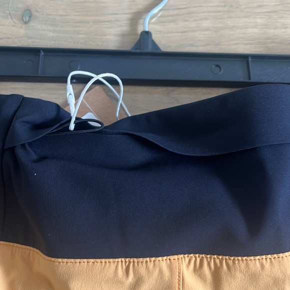 New!! On Running women's 5" shorts - Picture 4 of 7